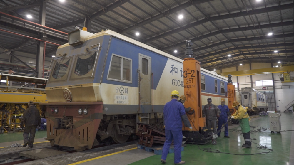 检修库内的钢轨探伤车