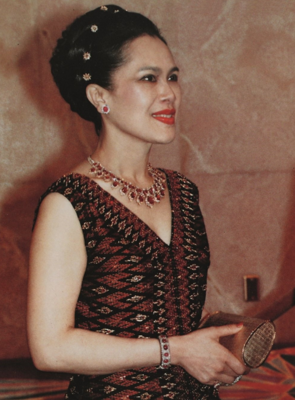 同为亚洲美后:诗丽吉沉迷整容89岁脸变形,莫尼列85岁优雅变老