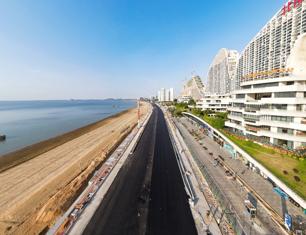 5月22日,廉州湾大道(向海大道至海景广场)主线沥青路面全面完成铺设