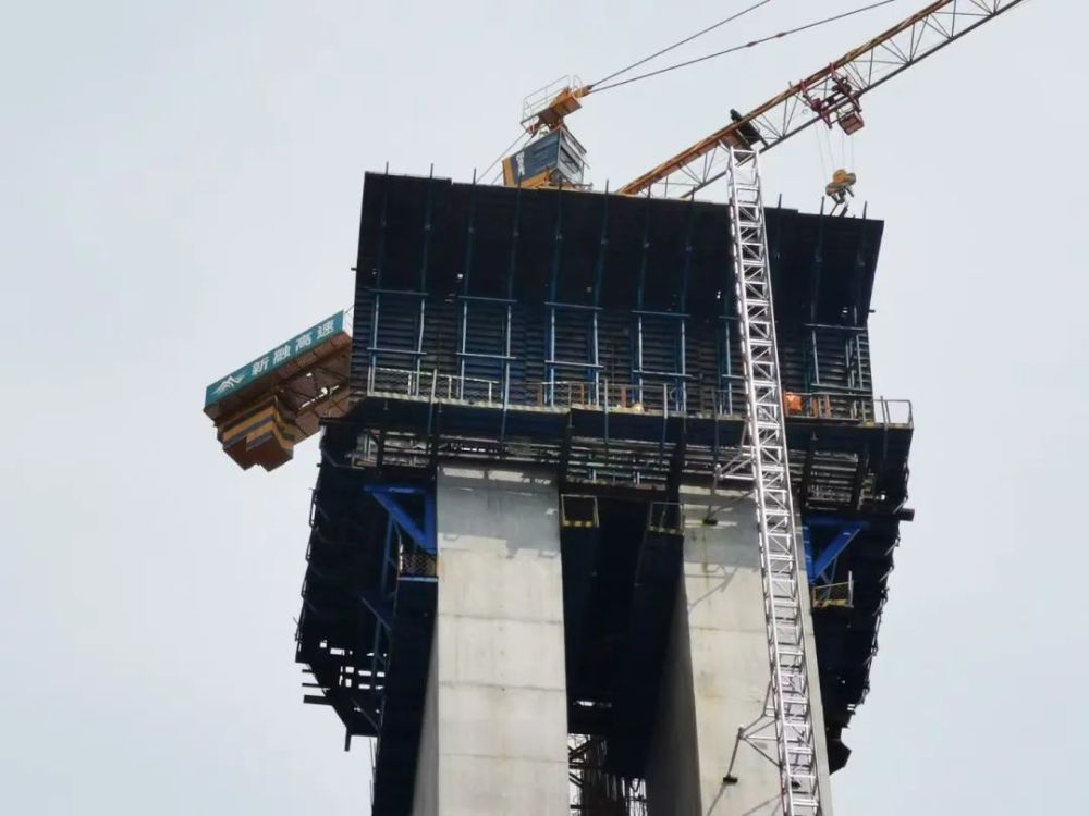 三年攻坚丨渑洛项目首个0号块浇筑完成 梧州房建项目8号楼顺利封顶