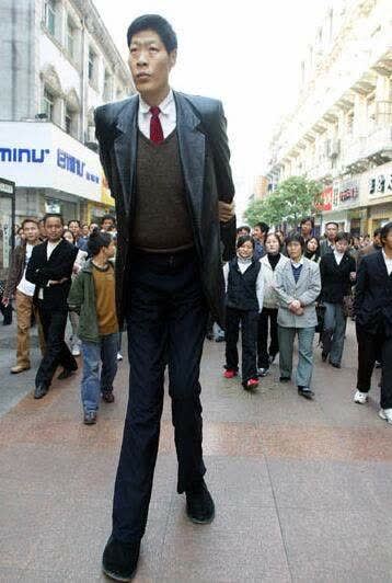 中国第一巨人2米42也烦恼结婚20年无子娇妻也无奈