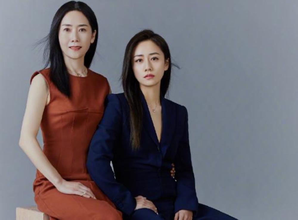 刘芸的妈妈是冻龄优质选手,62还有天鹅颈,皮肤体态有点绝_腾讯新闻