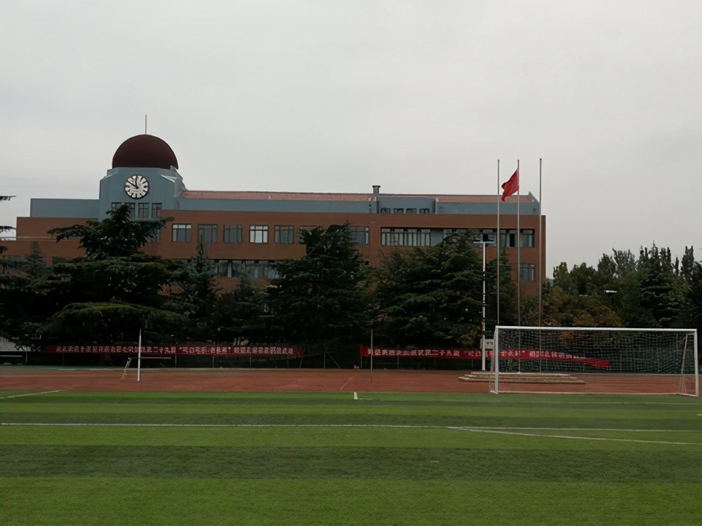 青岛一中就是其中较早的一批,学校始建于1924年,具有悠久的历史,也是