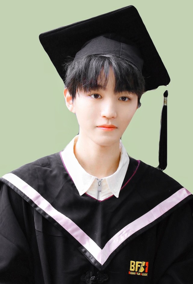 王俊凯最新头像壁纸毕业快乐