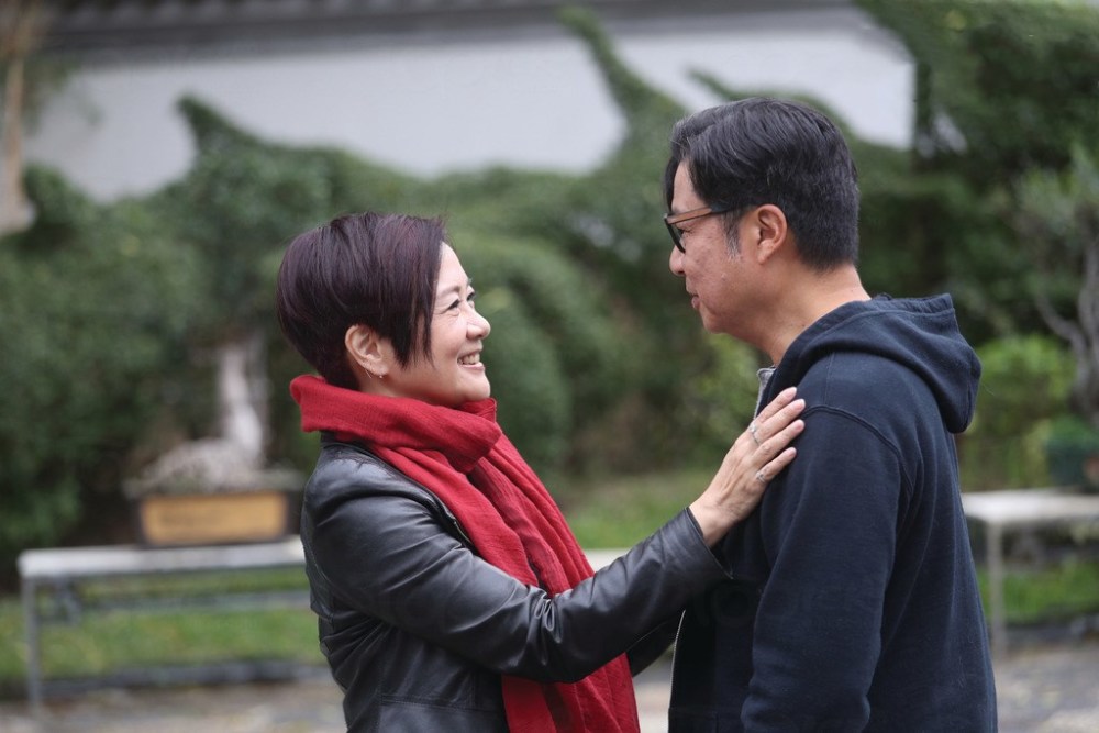 "御用奸人"郑子诚58岁生日,黄智贤diy蛋糕超有心,妻子罕现身