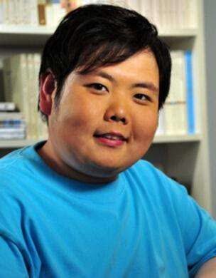 17年前因一张照片爆火的网红小胖如今跟经纪人结婚大变样