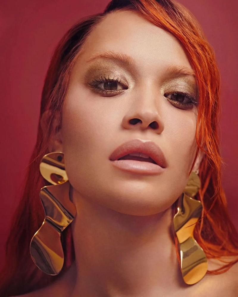 rita ora 登上《elle》杂志封面,网友推测其中阴谋