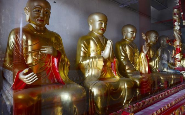 (罗汉像)而庙是供奉神仙一类的雕像,如土地爷,山神庙,妈祖庙,太上老君