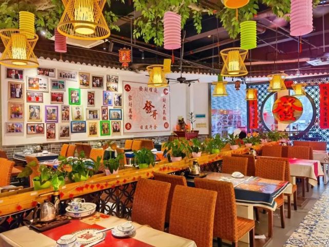 饭店位于人民北路#街坊「粤菜餐厅」,摩登复古范儿~坐标:越秀区人民北