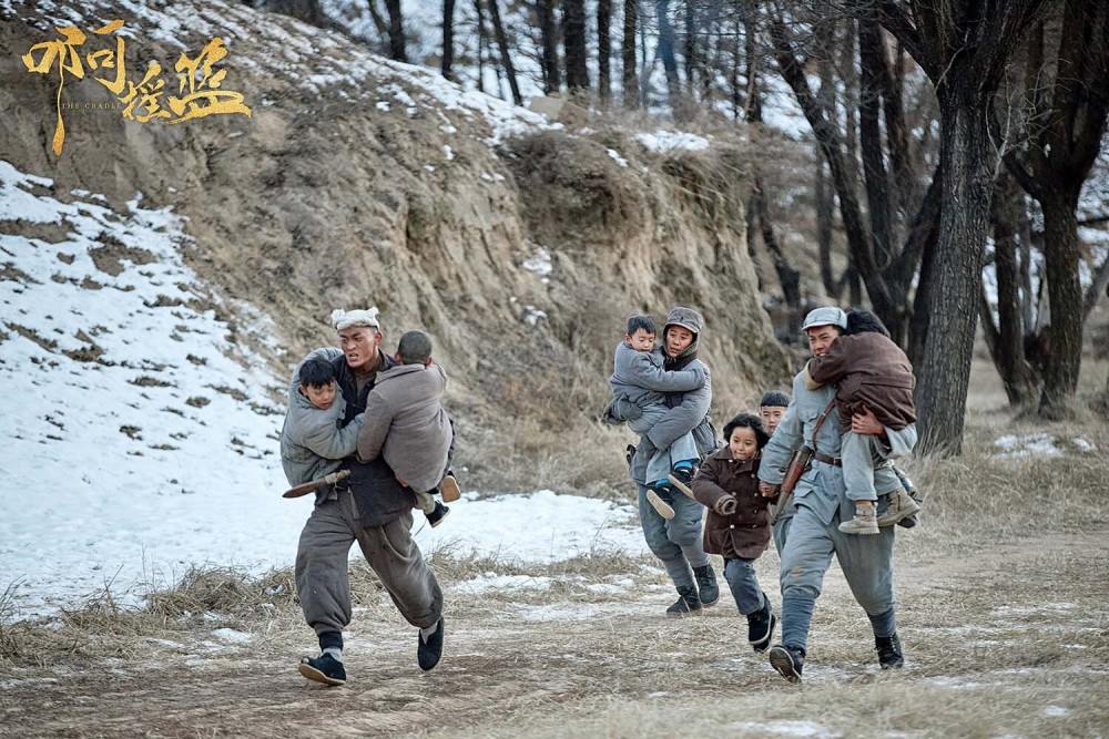 丑子冈带领托儿所转移被迫战略转移 丑妈妈带领保育员撑起马背上的