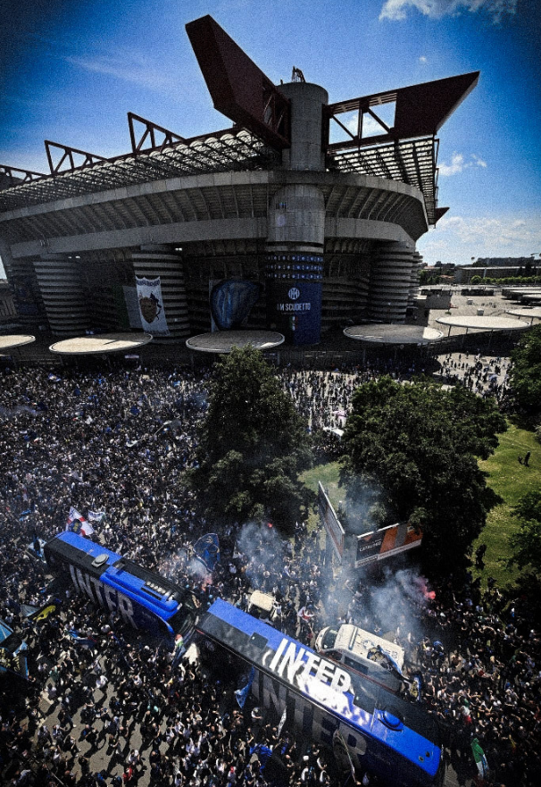 观看比赛,在场外疯狂嘶吼将声音传入球场),将这个夜晚的梅阿查球场