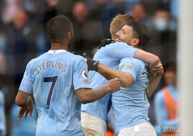 曼城5-0庆祝夺冠,阿圭罗告别战5分钟2球