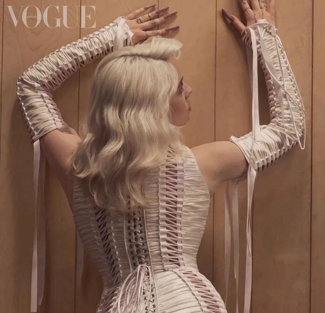 00后少女脱了大秀傲人身材辣度网友19岁就这样真的好吗