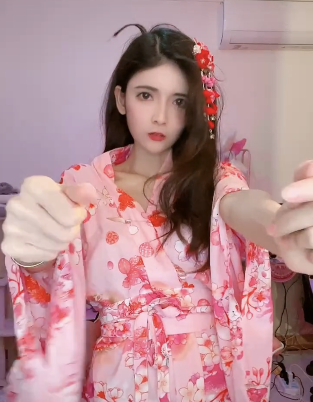 活成这样没意思,狗头萝莉虎牙半年收入8万多,却背负违约金750万_腾讯