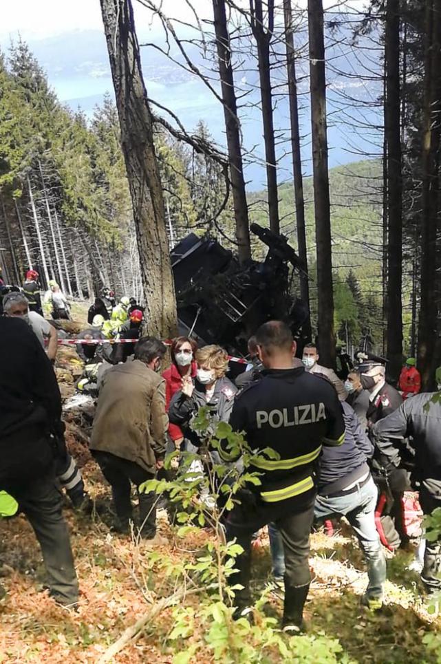 乘坐缆车赏美景时14人集体死亡 电缆突然断裂缆车坠落从山上滚下
