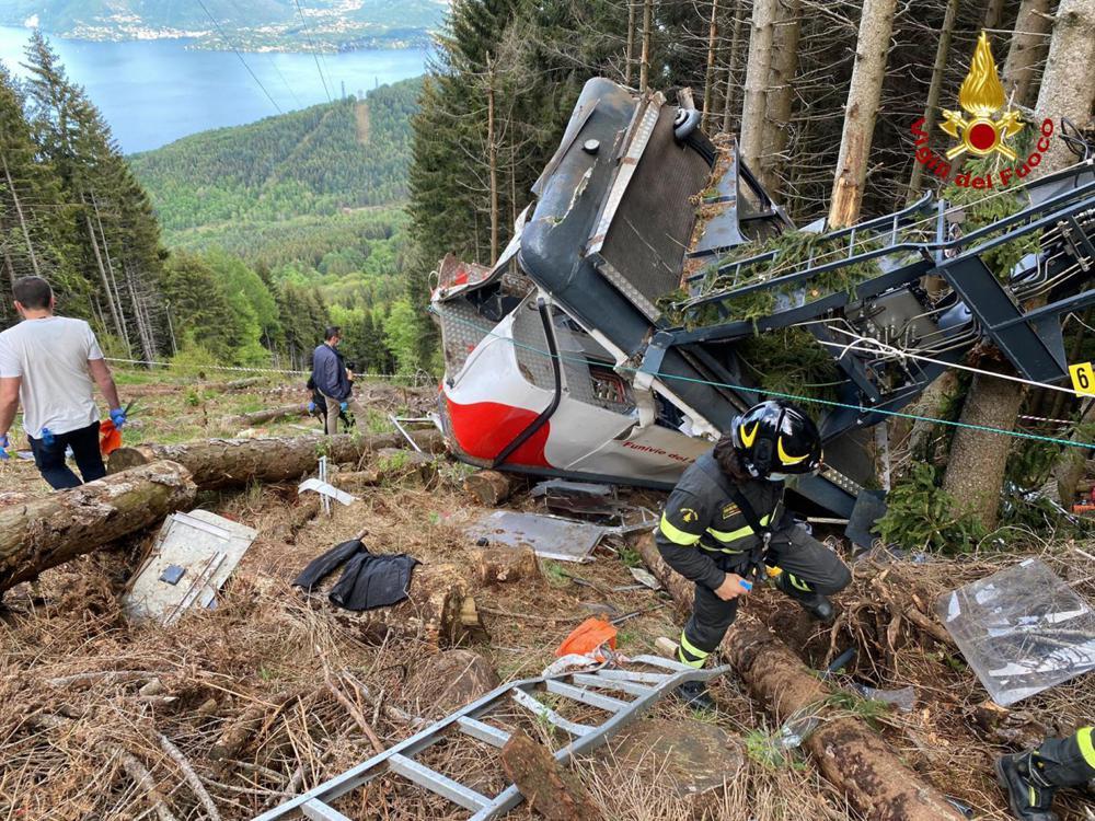 乘坐缆车赏美景时14人集体死亡电缆突然断裂缆车坠落从山上滚下