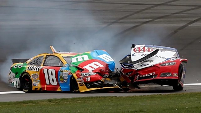 纳斯卡德州站事故频发赛车起火雨战提前结束埃利奥特赢赛季首胜
