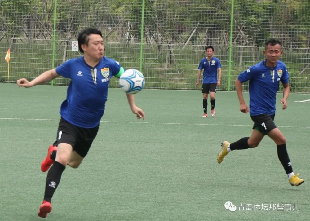 下河的到场球员在白沙湾足球基地拍摄了一张合影,该队主教练为刘清