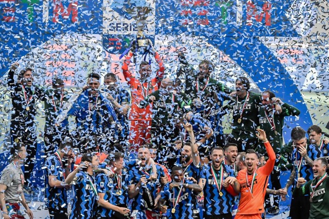 赛季结束国米站上冠军领奖台多年等待梦想终于成真