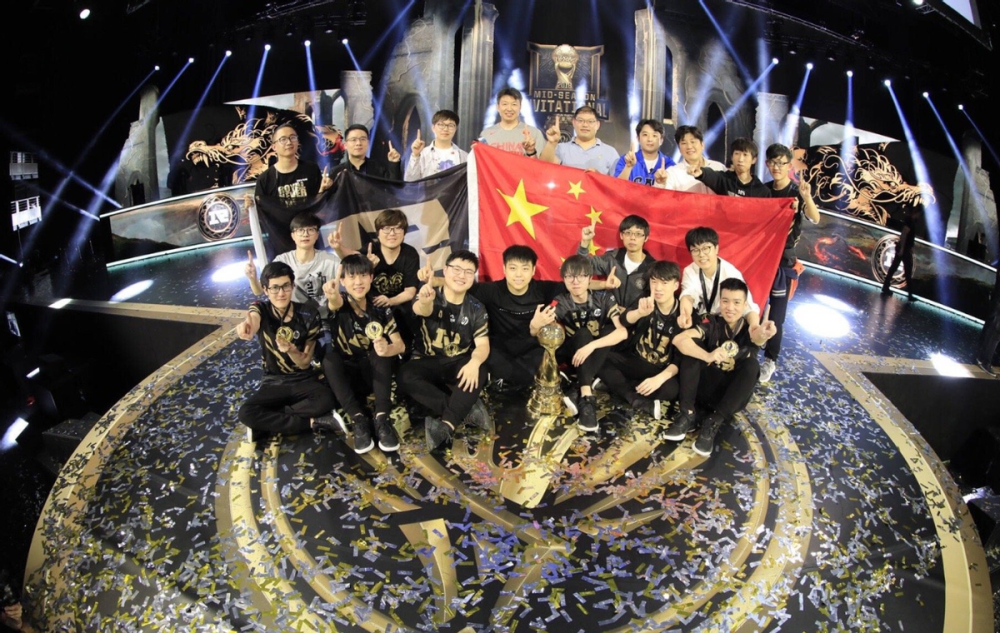 "uzi教会了我很多"rng夺冠gala喊话小狗太感人!乌兹像老师一样