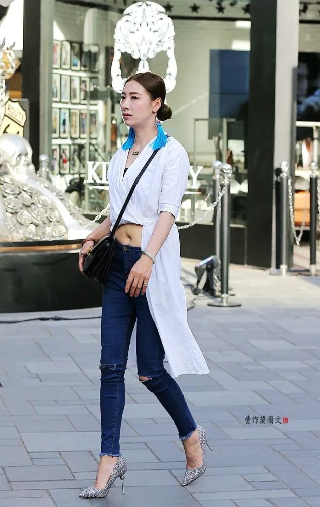 街拍把露腰线穿出日常的美女