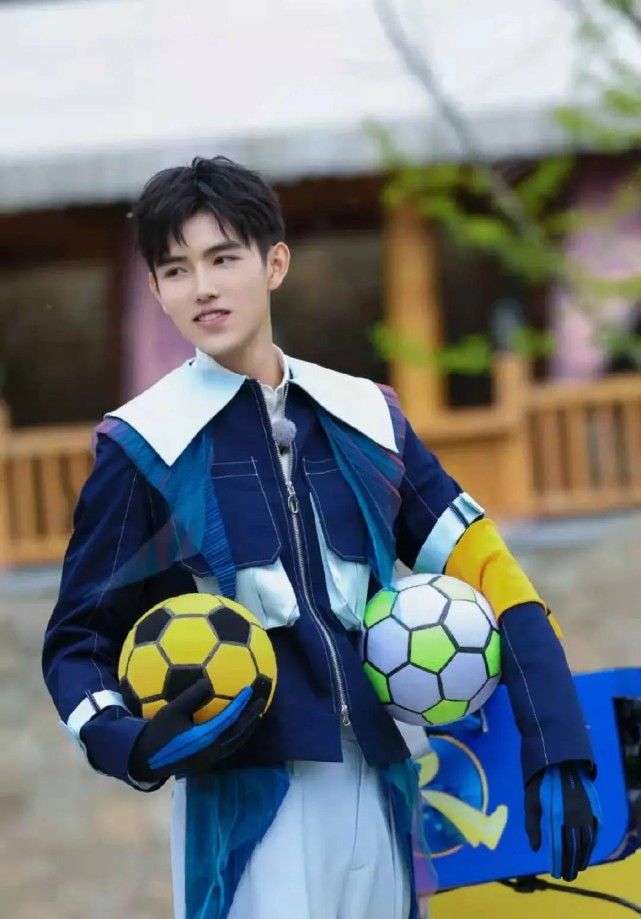 陈飞宇在最新一期的奔跑吧9中泥潭混战太好笑了吧