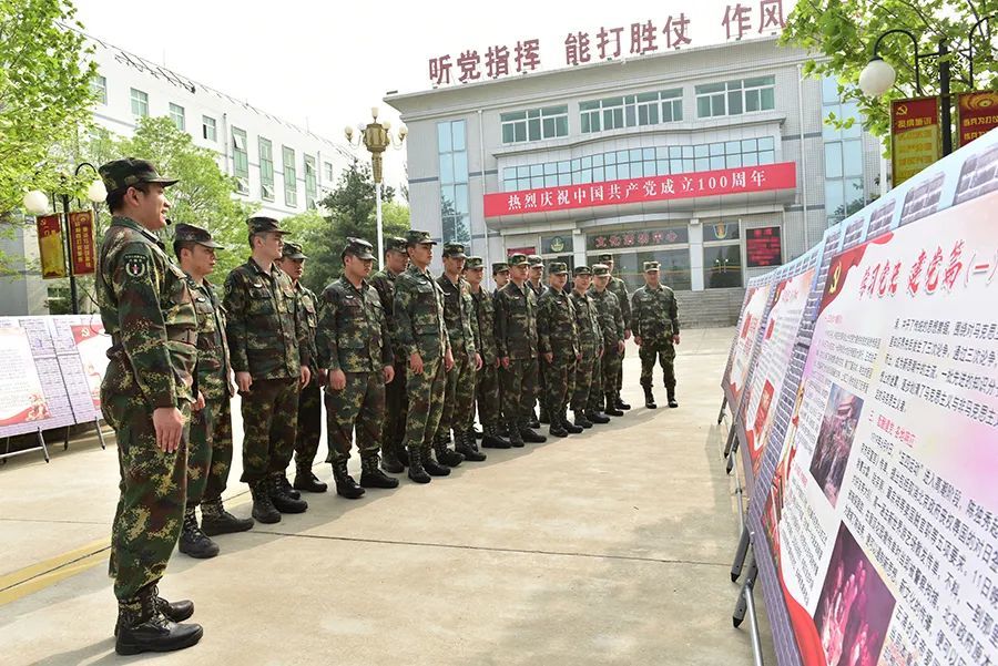 近日,火箭军参谋部某队开办"百米党史展",带领官兵穿越"时空隧道",再