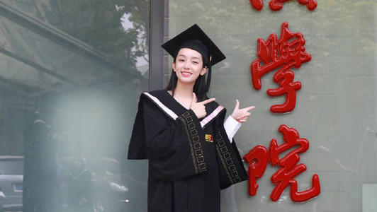 周也艺考成绩431分,完美拿到毕业照