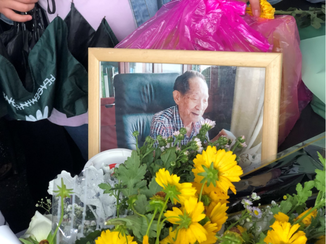长沙全城悼念袁隆平 北京上海南京网友订花和水稻送殡仪馆