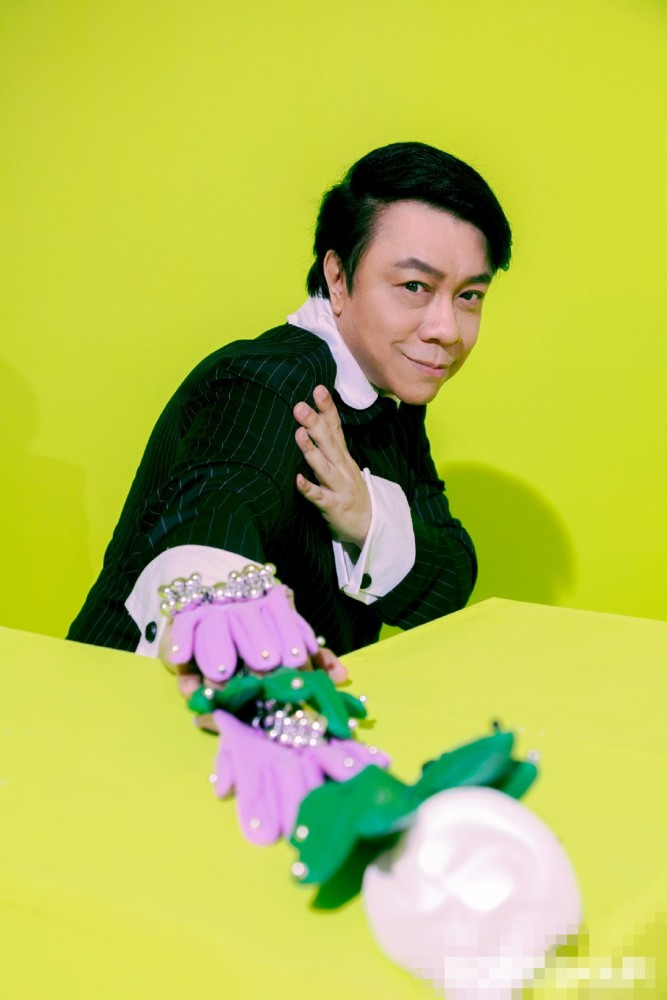 小s蔡永康合体拍大片,两人同穿花瓣裙,浮夸个性吸睛十足