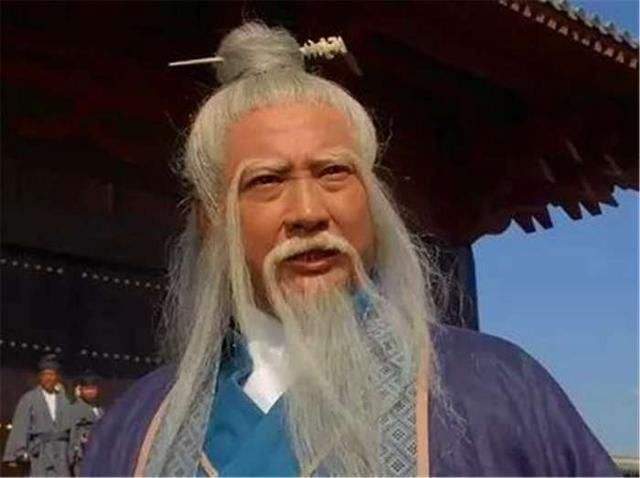 皇帝刁难一家族 赐2个梨让900人分着吃 让皇帝佩服 全网搜