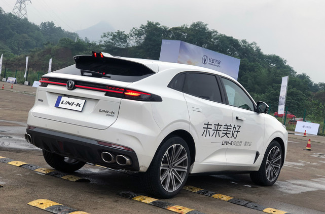 场地试驾uni-k,除了舒适,操控和轻度越野也值得体验