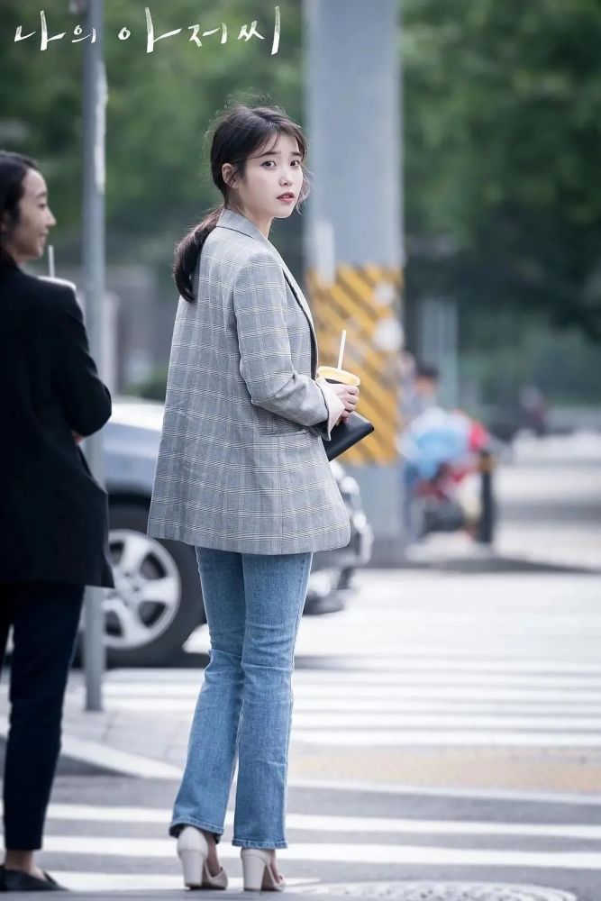韩剧推荐tvn播出的都市剧情剧我的大叔mymister由李知恩iu李善均担任