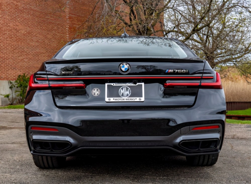 格栅,天使眼大灯组也内加入了双l造型日行灯,整体造型有点像宝马x7