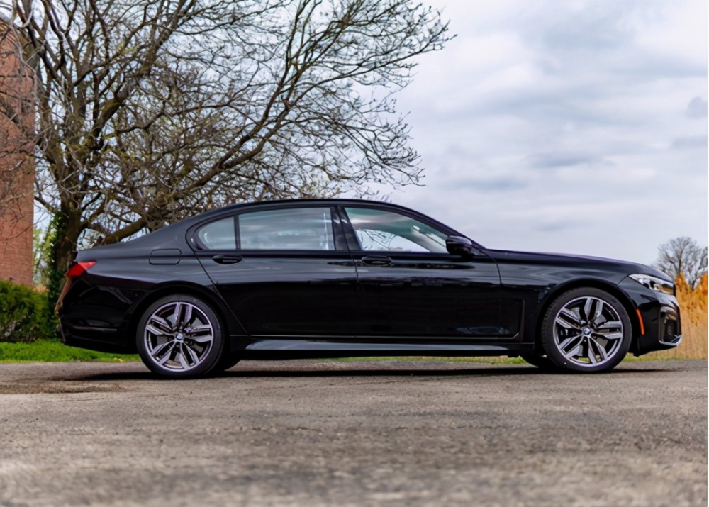 最近海外媒体曝光了一组新款宝马m760i实车现身街头的照片,全车黑化