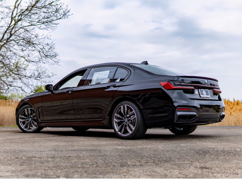 格栅,天使眼大灯组也内加入了双l造型日行灯,整体造型有点像宝马x7