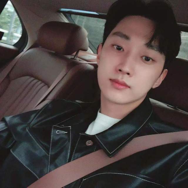 崔泰俊退伍时间:5月18日韩国入伍这件事不得不去,但依然有很多粉丝