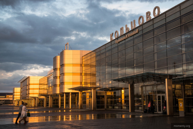 俄罗斯叶卡捷琳堡机场,一民航航班撞鸟后,被迫返航.