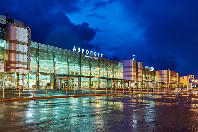 俄罗斯叶卡捷琳堡机场,一民航航班撞鸟后,被迫返航.