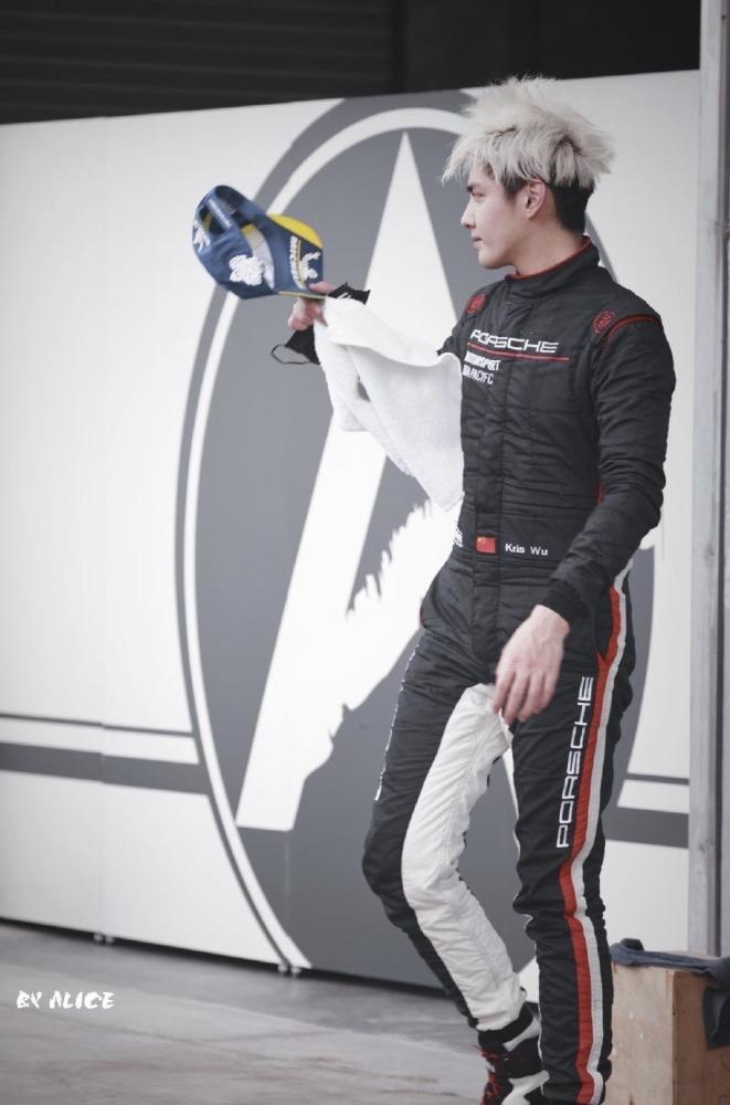 吴亦凡现身珠海赛车夺冠,一身机车服配白色头发,洒香槟的样子好酷