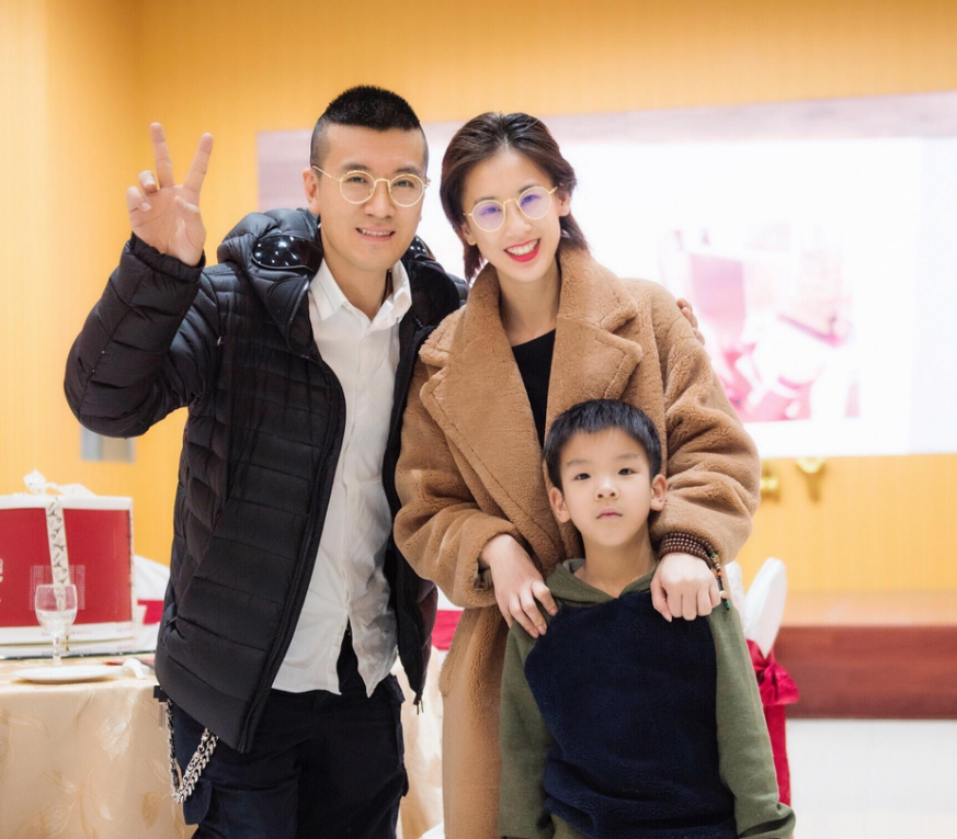 有种炫富叫黄圣依老公微博26个字的认证圈内没人敢这样写