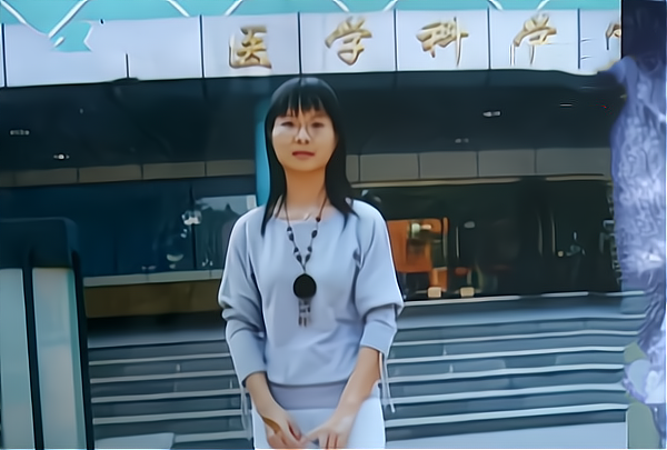 原来,胡芳是郴州市第三人民医院药剂科职工,曾经与刘军是恋人,后来
