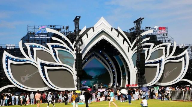 音乐与美妆嘉年华在奉贤新城"花海"中举办