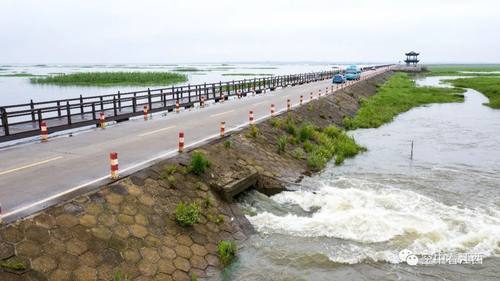 永修县吴城镇的水上天路——永吴公路,两旁的白色路桩,清澈的湖水和