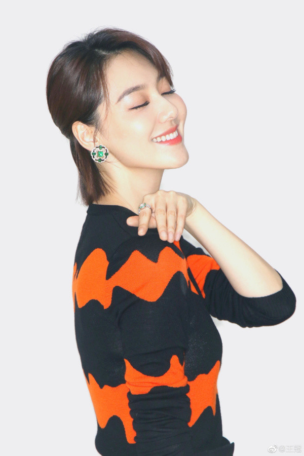上海人都爱的电视台美女主播王冠穿职业装尽显知性优雅美人胚