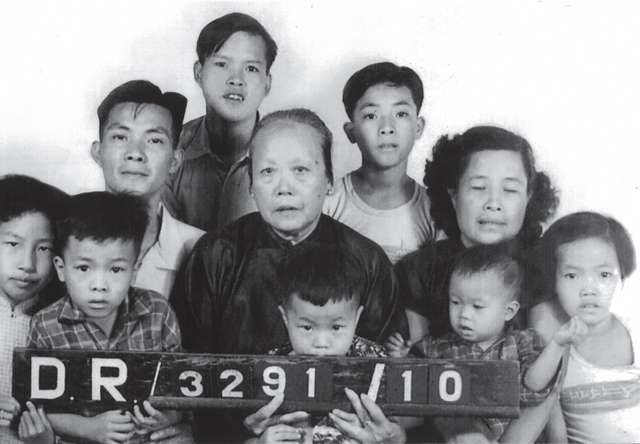 硖尾大火,混乱中牵着弟弟与父母失散两天,全家在街头睡了两个多月纸皮