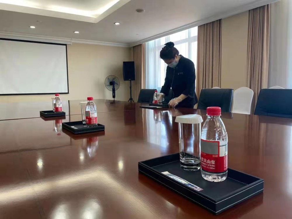 瓶装水推广记号贴光瓶行动在会议场所越来越多