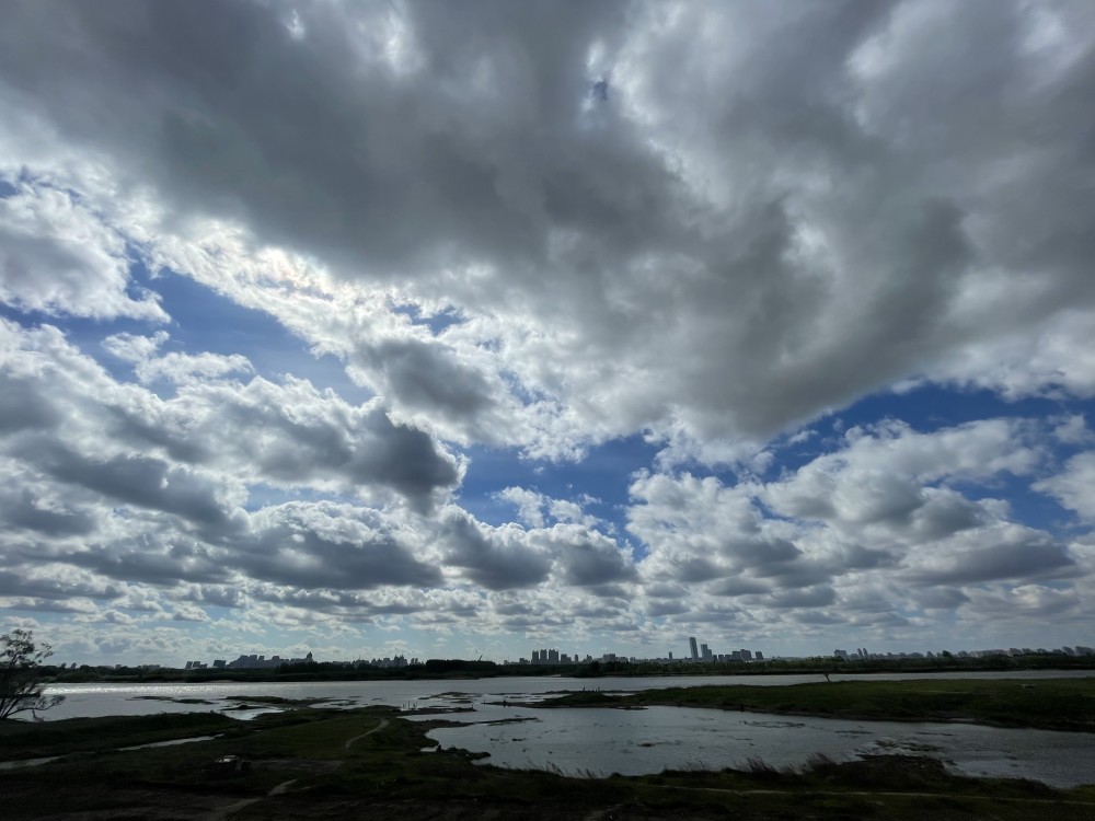 此外,云高的高低取决于近地面空气层的湿度大小,湿度大,云高则低;反之