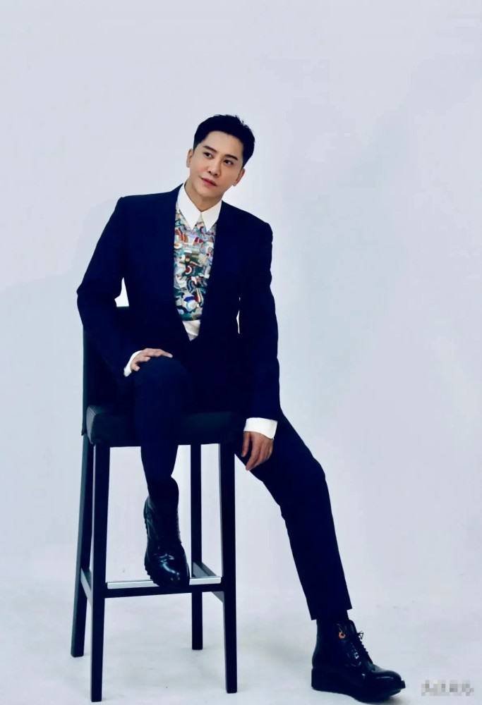 52岁毛宁晒近照认不出网友人工痕迹重哪有还有半点毛宁的影子