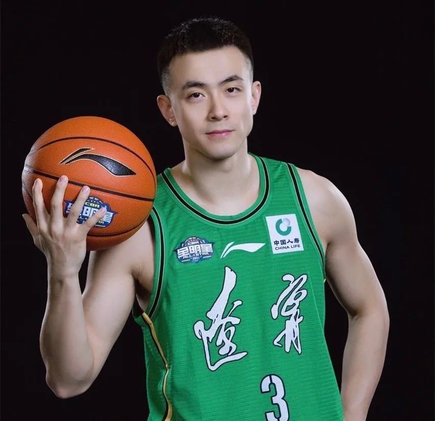 赵继伟公开秀恩爱女友是95后校花1米75大长腿羡慕啊